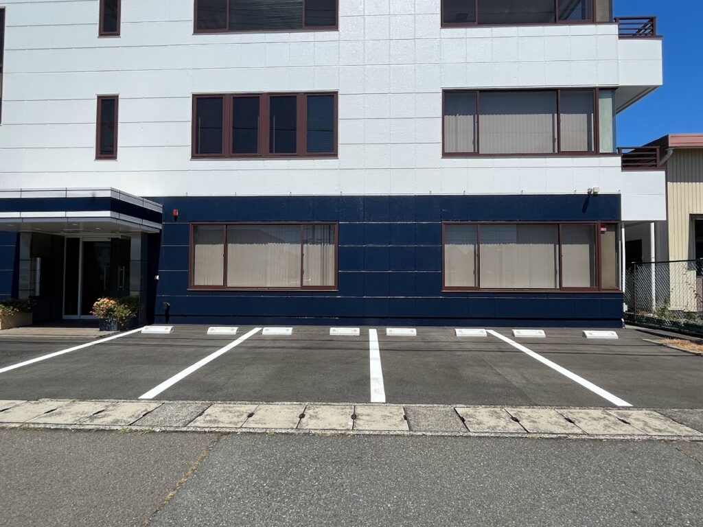 静岡市駿河区敷地の社労士・行政書士事務所敷地の来客用駐車場です。